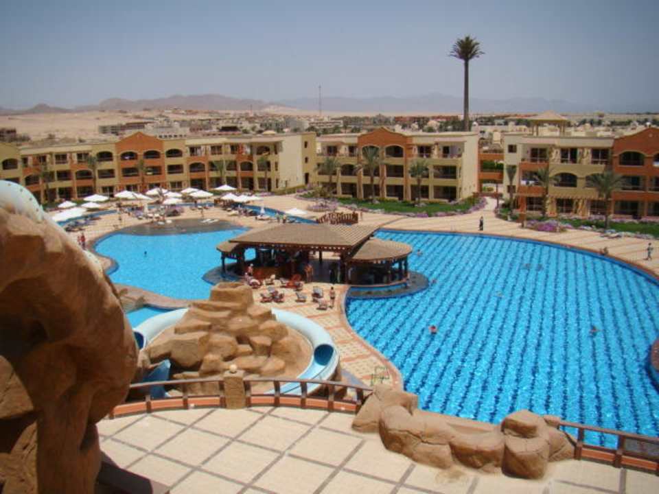 Zwidok ze zjeżdzalni na aquapark Regency Plaza Aqua Park & Spa