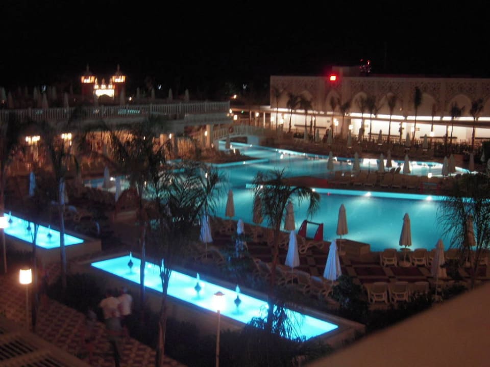 Aktivpool bei Nacht Royal Taj Mahal Hotel