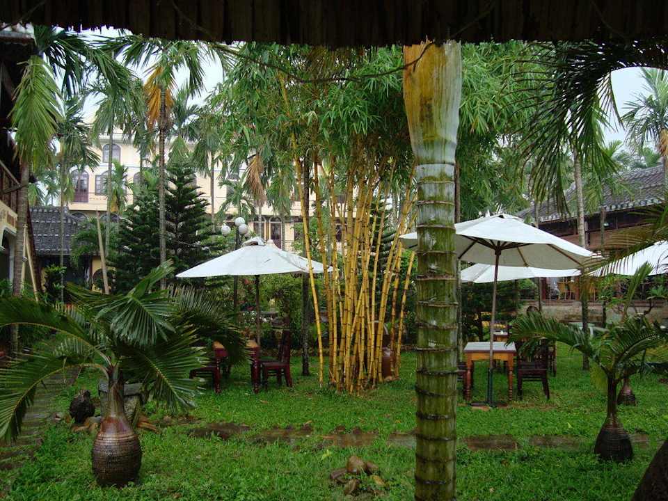 Sitzgruppen im Garten Hotel Pho Hoi Riverside Resort