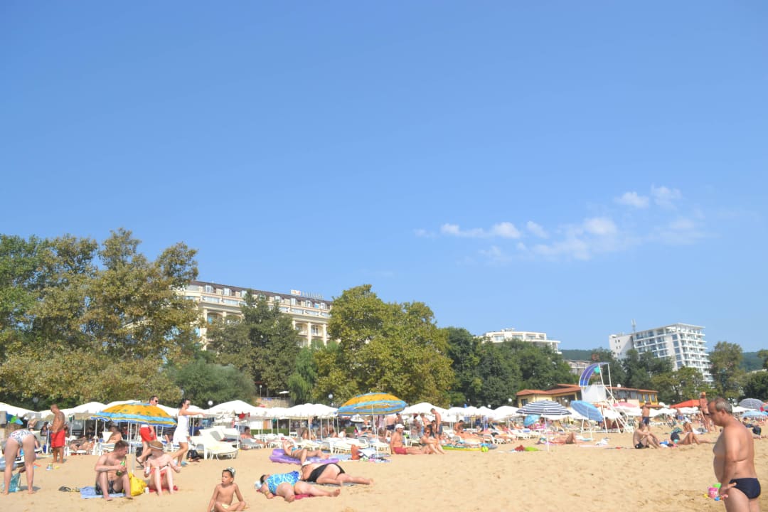 Blick zum Hotel vom Sandstrand Vemara Beach