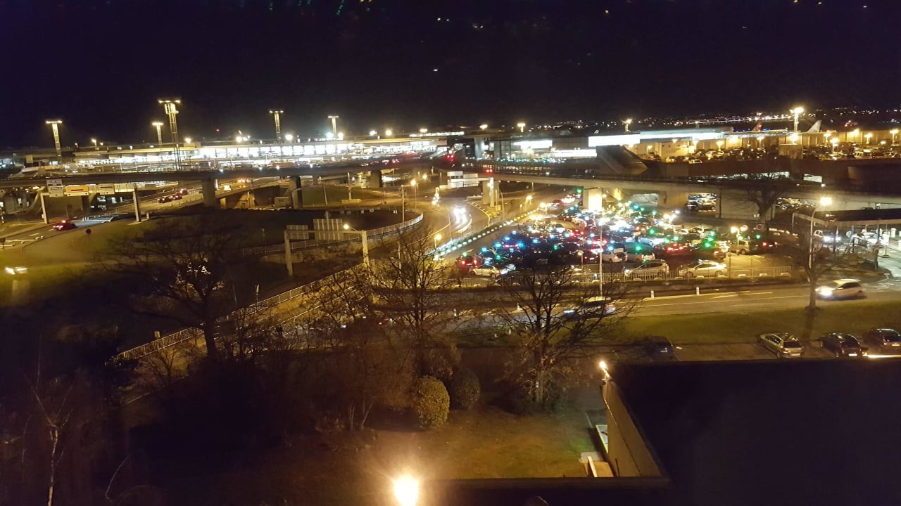 Ausblick auf den Flughafen bei Nacht Paris Orly Airport Hotel