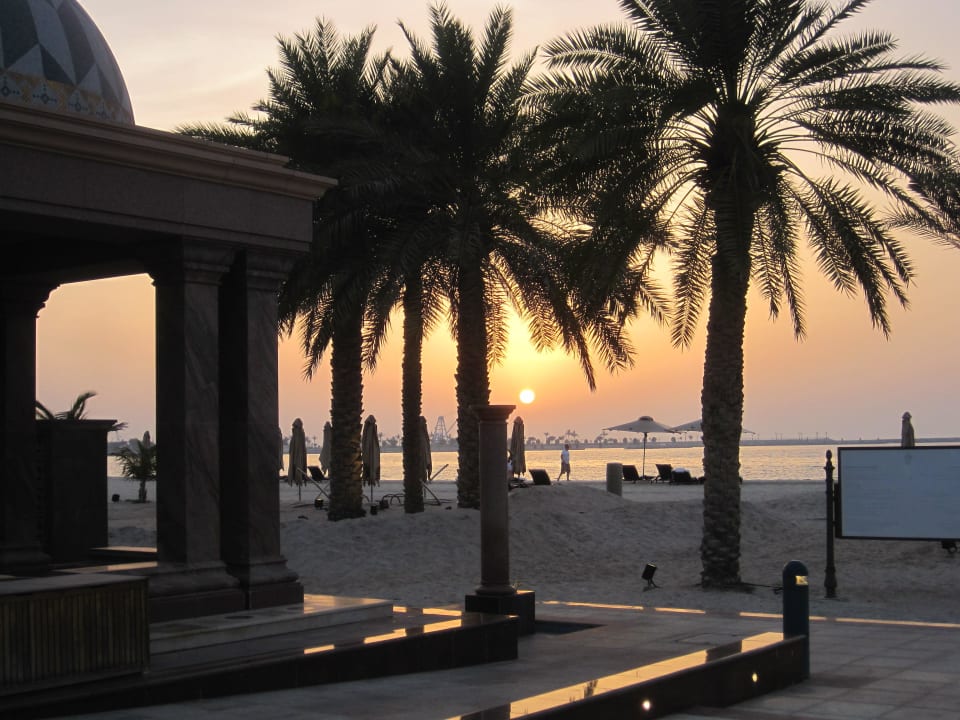 Sonnenuntergang am Hotelstrand Emirates Palace Mandarin Oriental