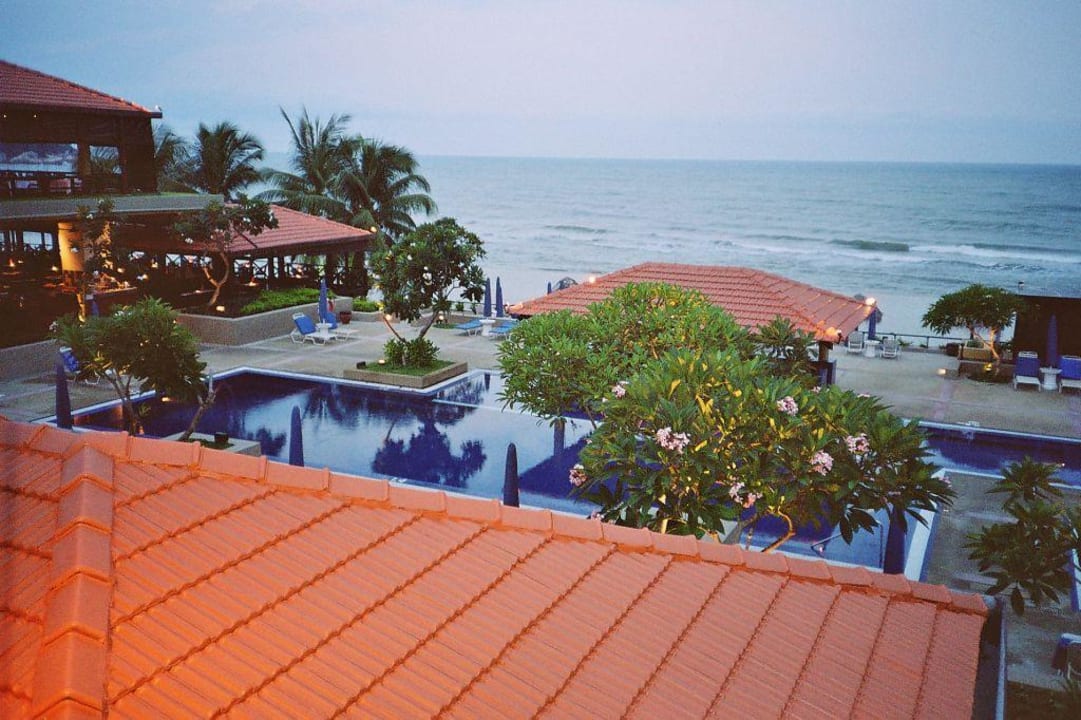 Blick über Pool zum Meer Hotel Hyatt Regency Kuantan