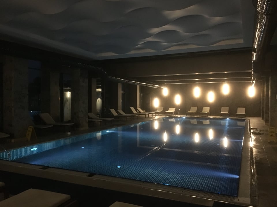 Pool am Abend Acanthus Cennet Barut Collection