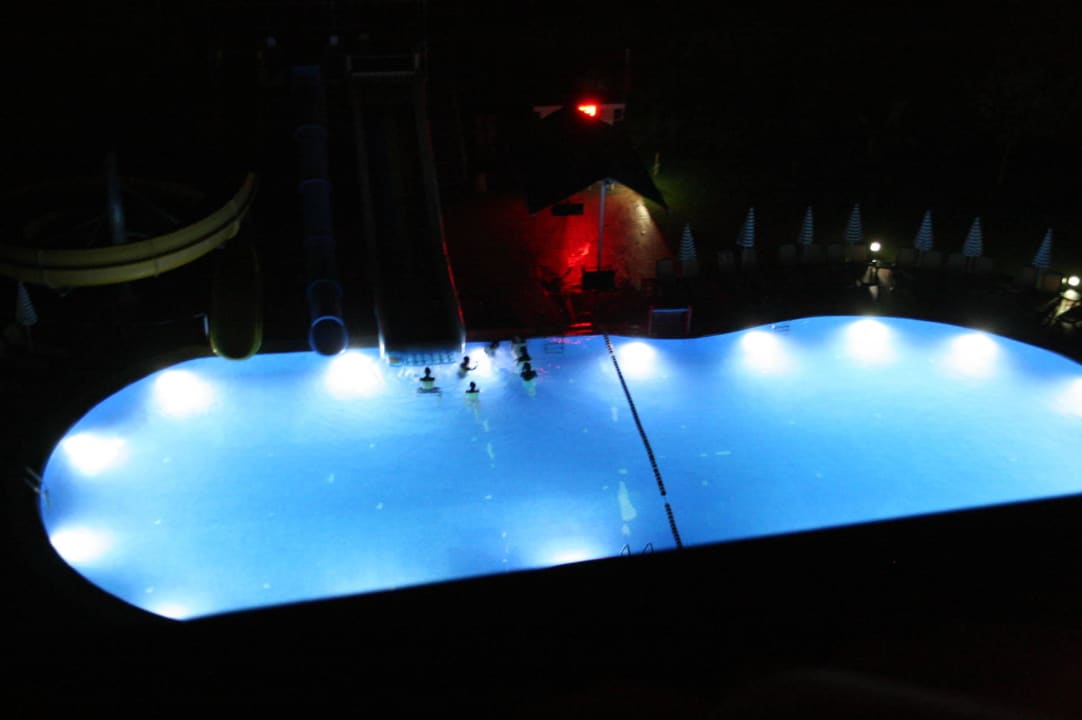 Pool bei Nacht Hotel Gardenia Beach