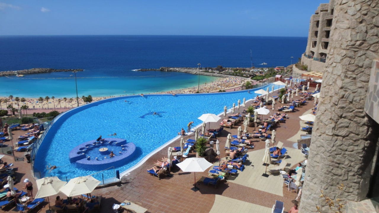  Blick von der oberen Poolanlage Gloria Palace Royal Hotel & Spa