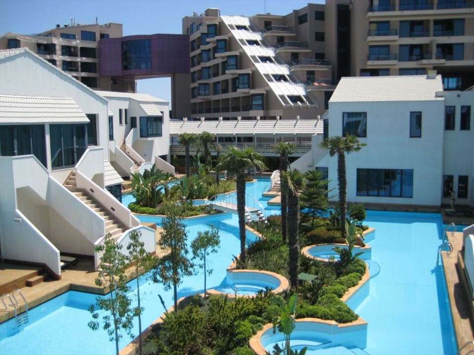 Blick auf den Poolbereich der Lake Suites  Susesi Luxury Resort
