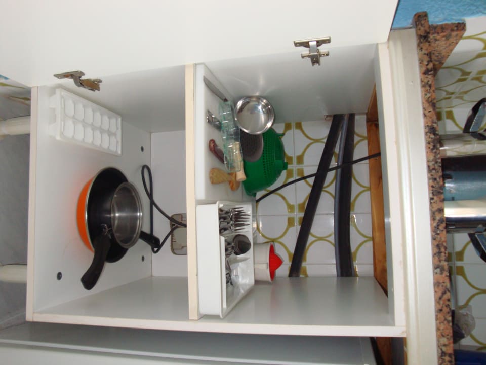 Blick in den Schrank in der Küchenzeile Hotel Europalace