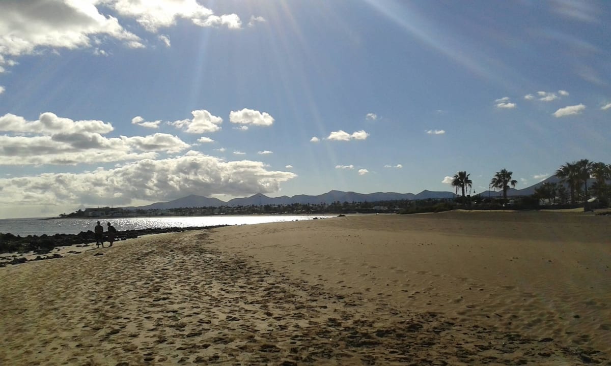 Strand direkt hinter Hotel Hipotels La Geria