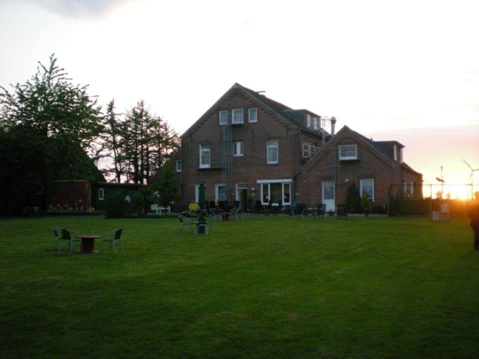 Rückansicht mit Garten Hotel Garni Landhaus Uttum