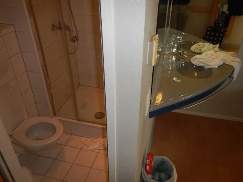 WC / Dusche und Waschbecken im Zimmer ibis budget Salzburg Airport
