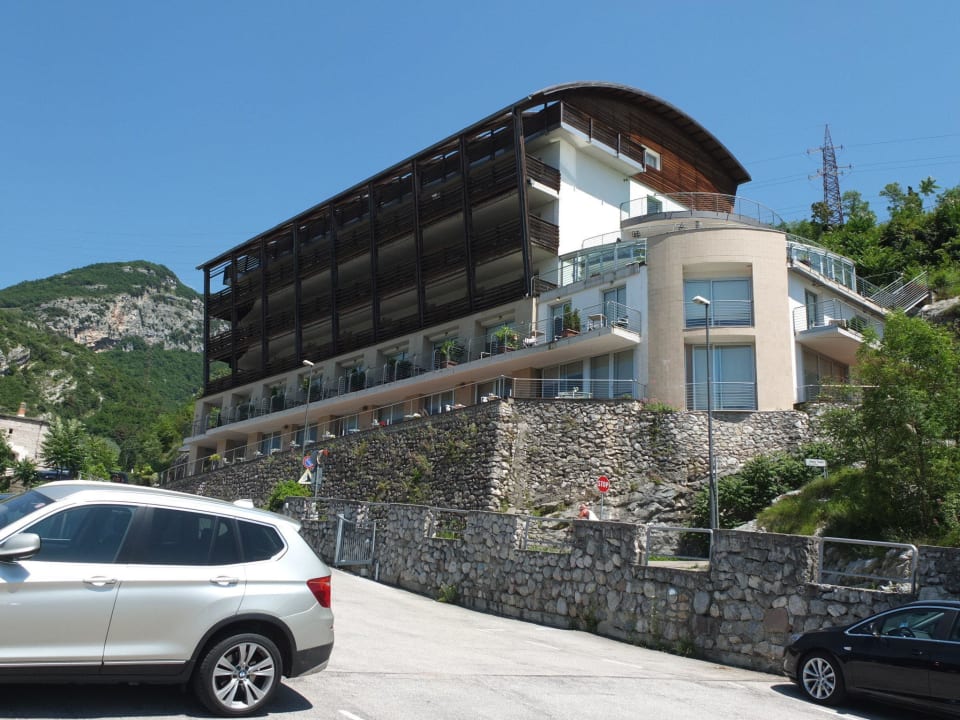 Das Hotel vom Parkplatz aus Garda Hotel Forte Charme