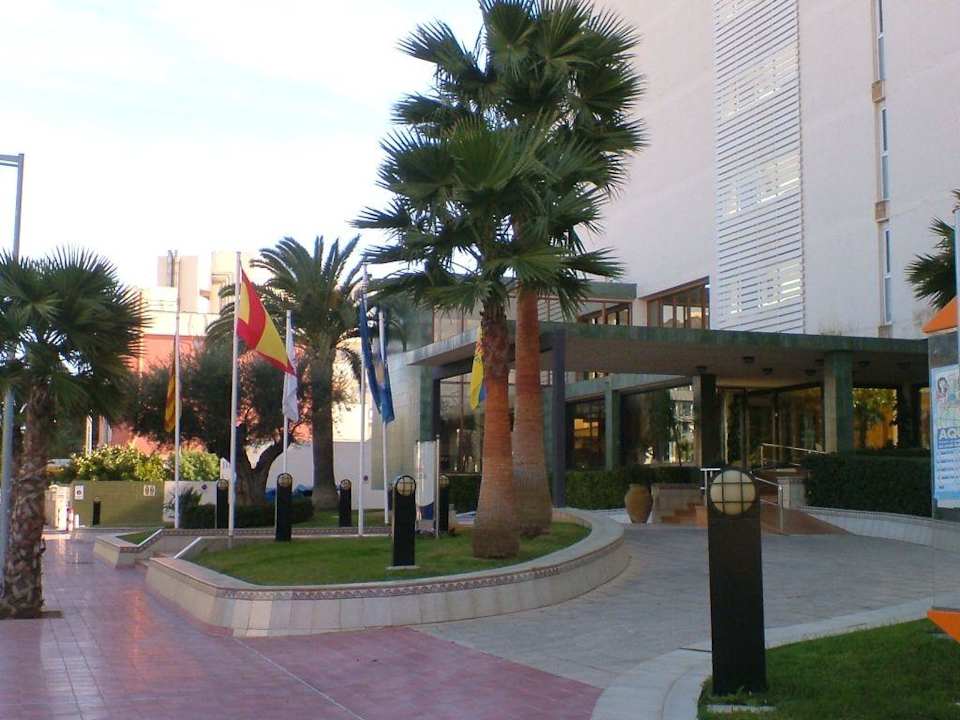 Vorderansicht des Hotels Iberostar Waves Bahia de Palma