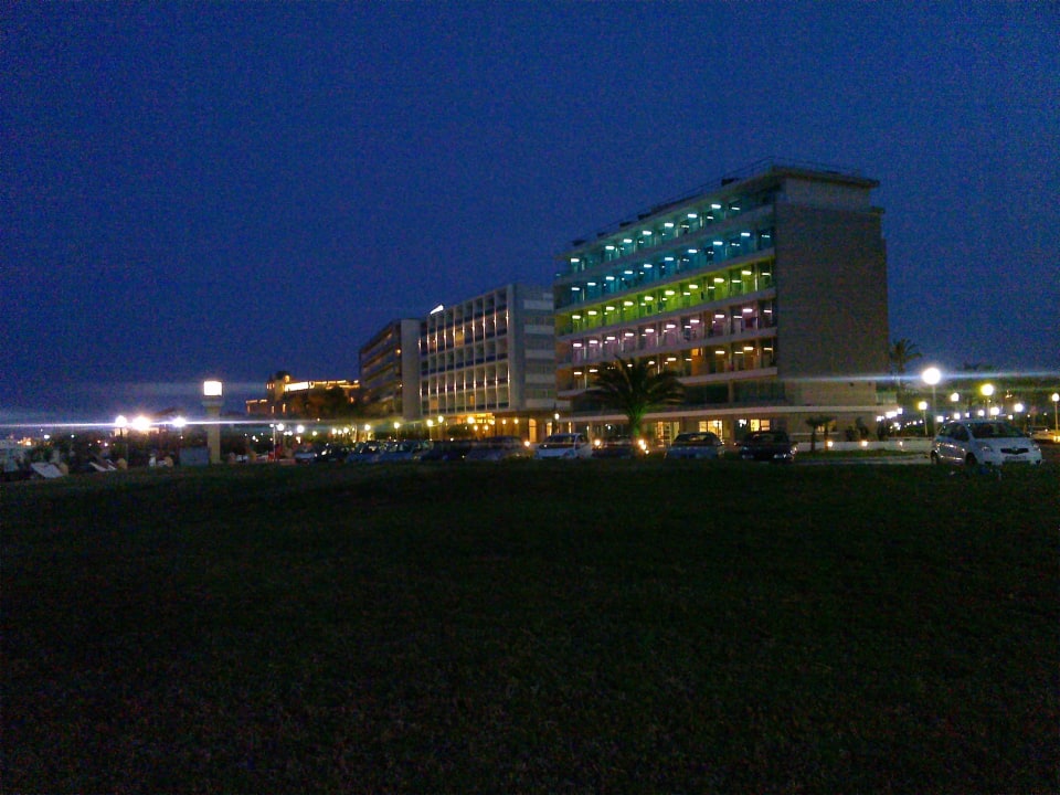 Hotel mit anderen Hotel bei Nacht Ibiscus Hotel Rhodos