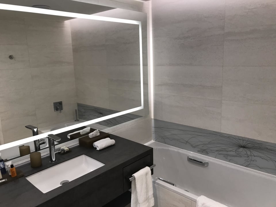 Riesen Bad Deluxe Hilton Munich Airport