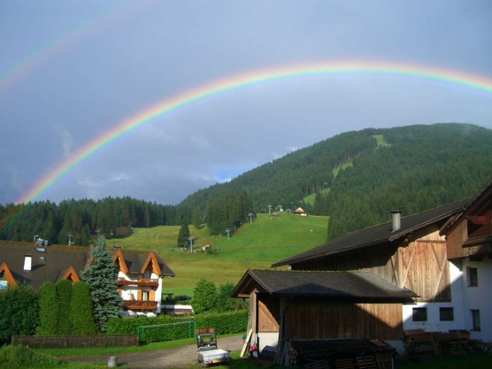 wunderschöner Regenbogen Post Alpina - Family Mountain Chalets