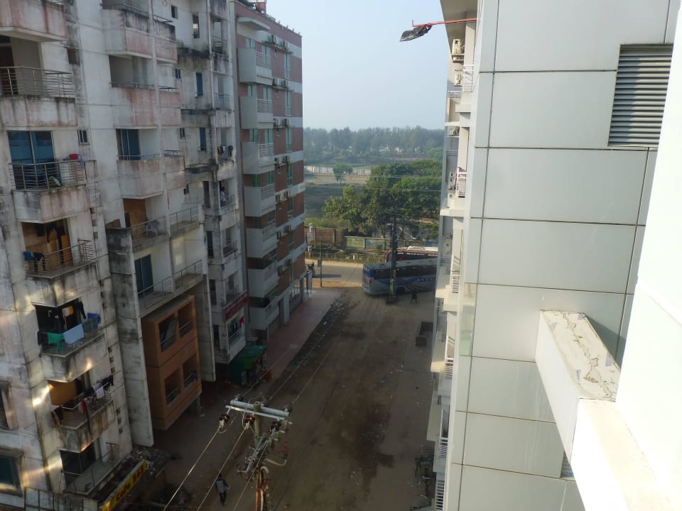 Blick vom Balkon auf die Hauptstraße Hotel Beach Way