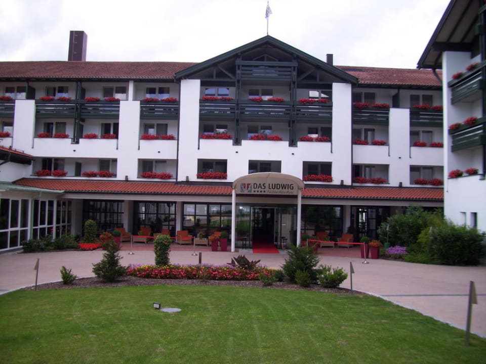 Hotelzufahrt mit Sitzgruppen Hotel Das Ludwig