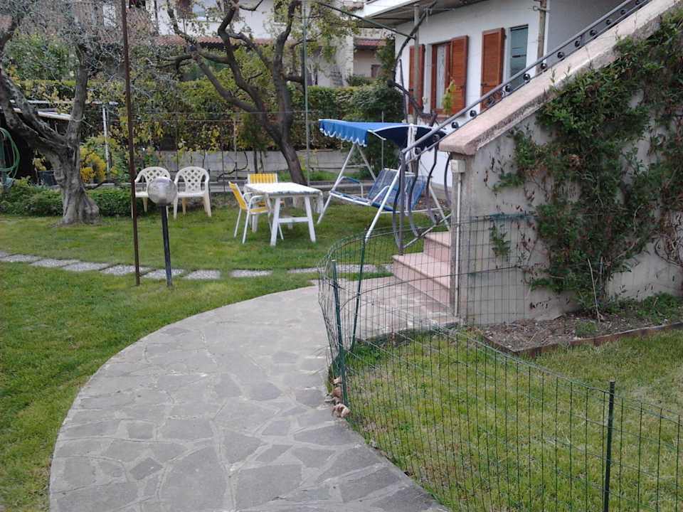 Dondolo e tavono in giardino B&B Le Tre Bandiere