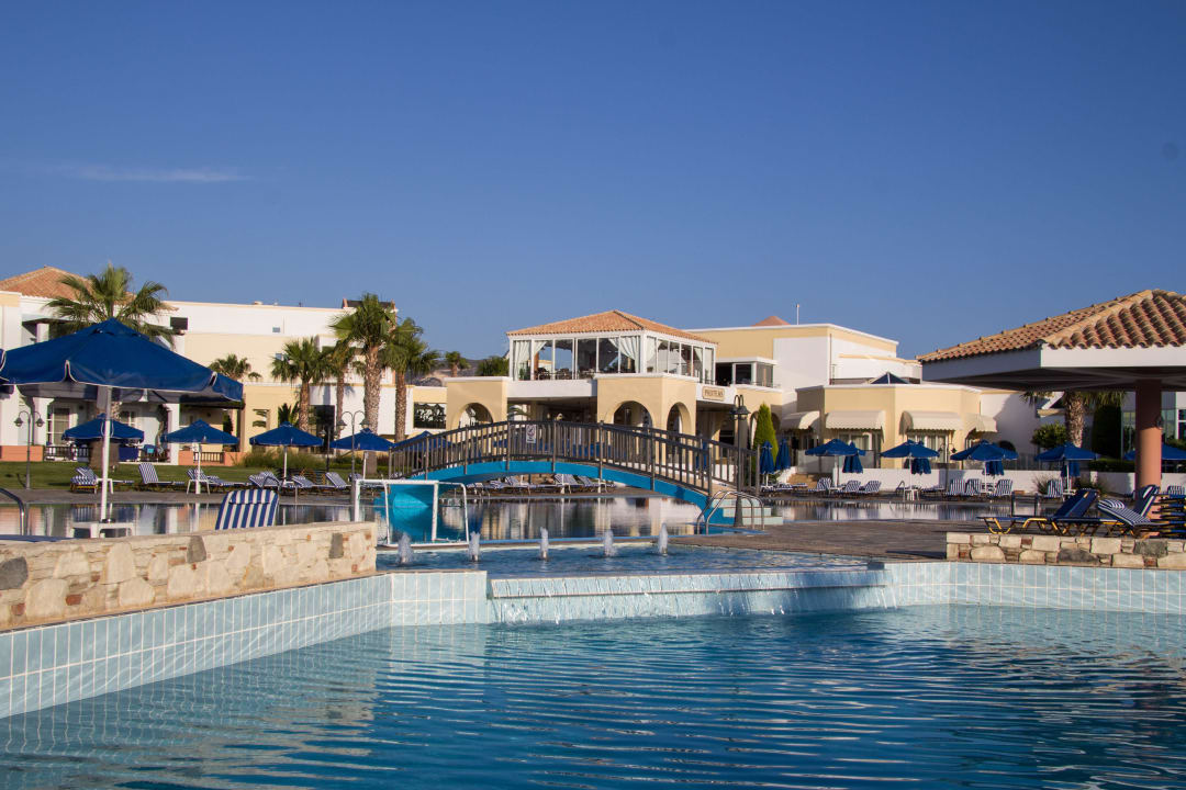 Mittlerer Pool Neptune Luxury Resort