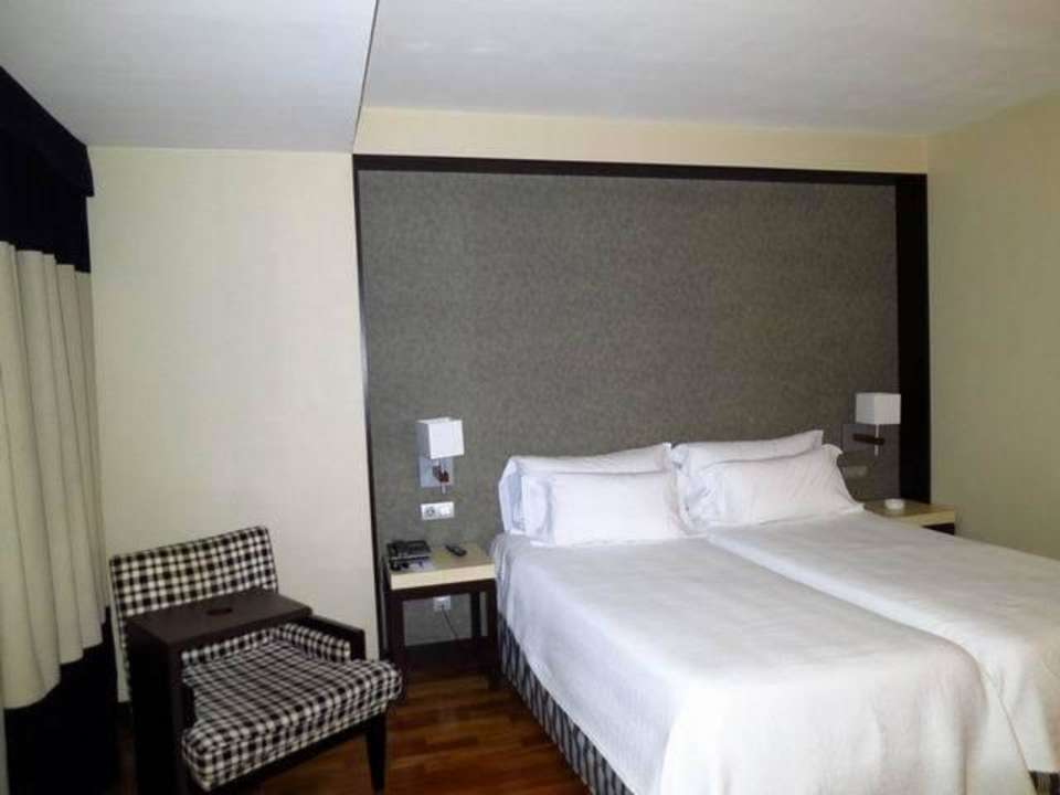 Innenraum – Zimmerbereich- Schlafraum NH Canciller Ayala Vitoria