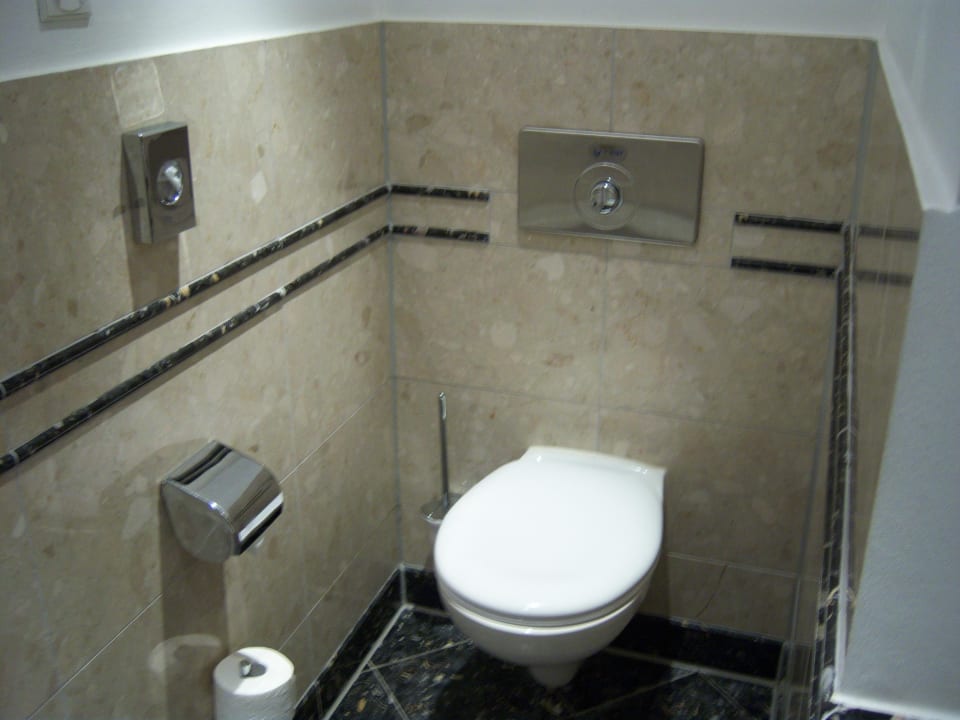 Toilette im Badezimmer Lindner Hotel Frankfurt Main Plaza, part of JdV by Hyatt