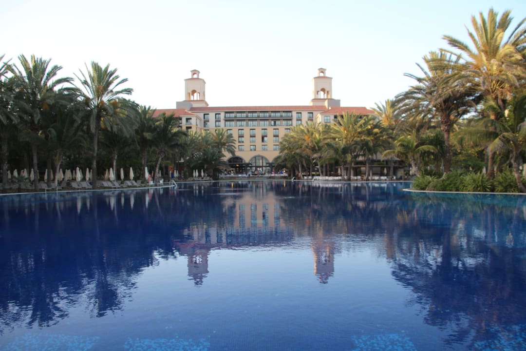 Der ca. 100 Meter lange Infinity-Pool Lopesan Costa Meloneras, Resort & Spa