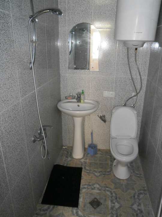 Bad/Toilette am Gang Vasily Guesthouse