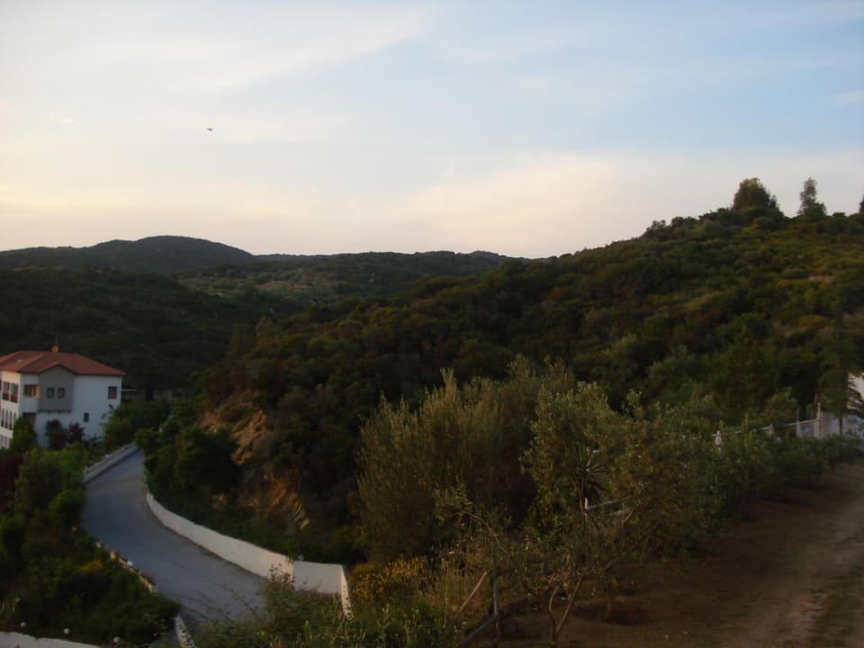 Ausblick auf das Gebirge rechts Akrathos Beach Hotel
