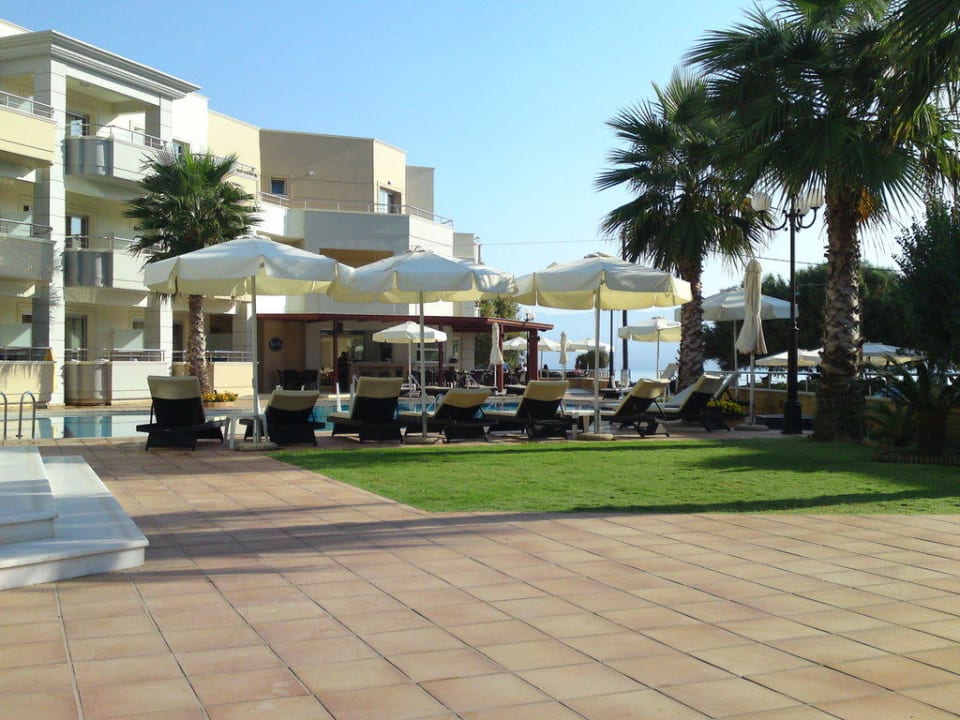 Teren hotelu Molos Bay. Hotel Molos Bay