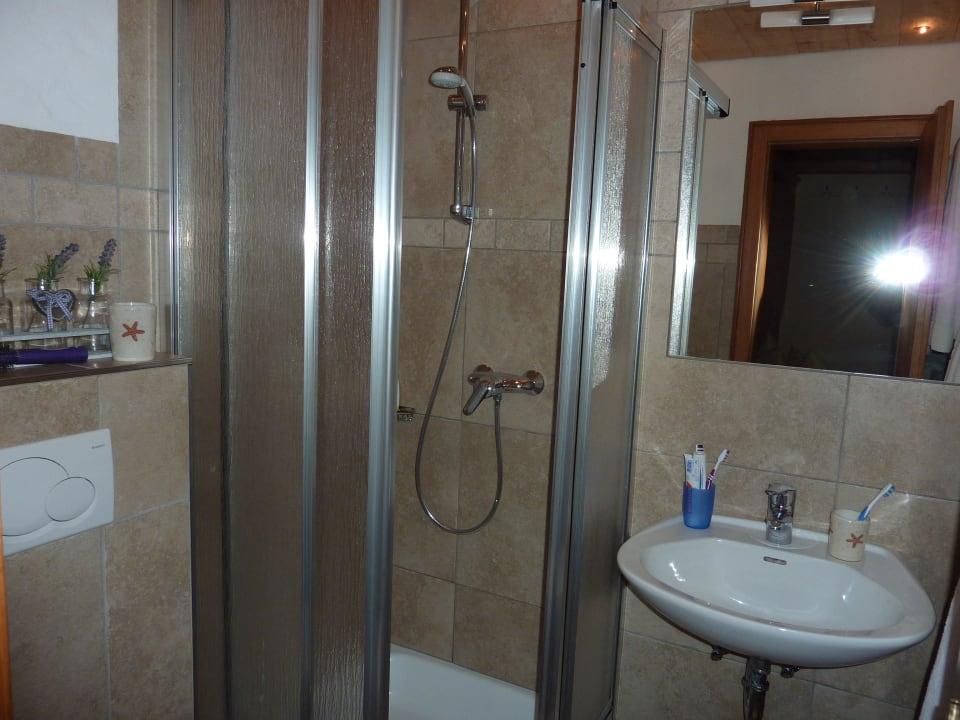 WC mit Dusche und Waschbecken Bio-Bauernhof Zacherlhof