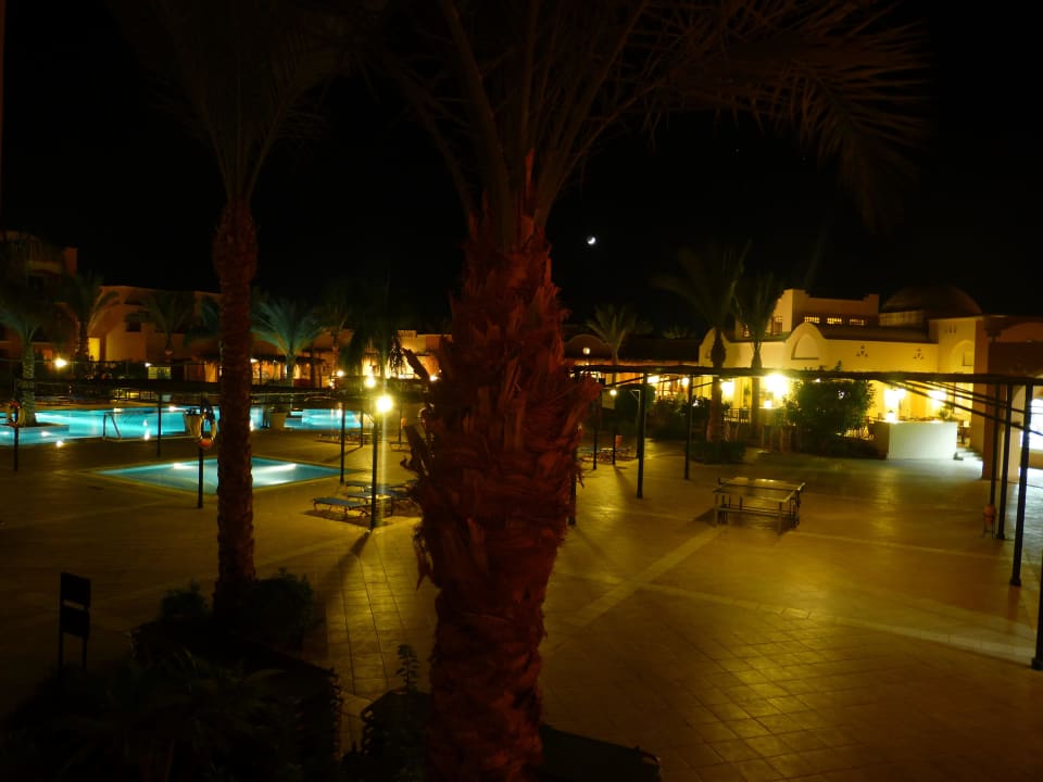 Innenhof mit Pool am Abend Jaz Dar EL Madina
