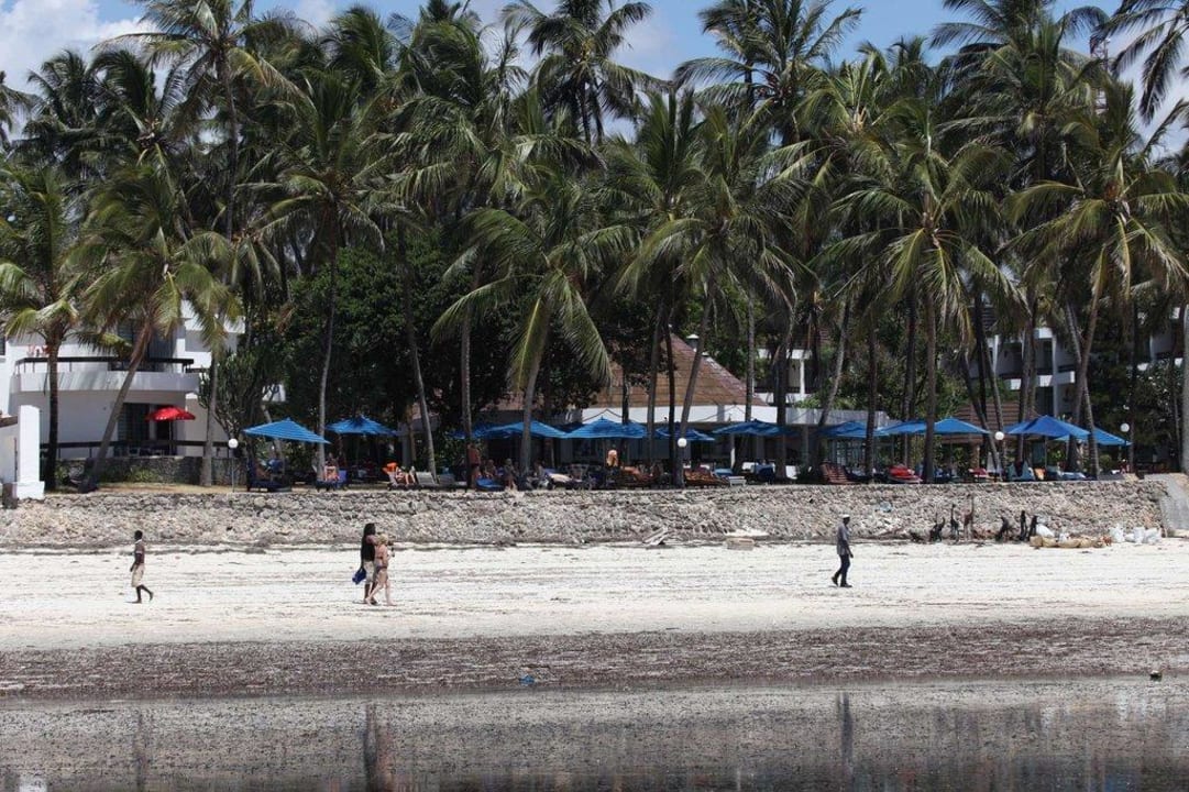Hotelanlage Ansicht vom Strand Hotel Kenya Bay Beach
