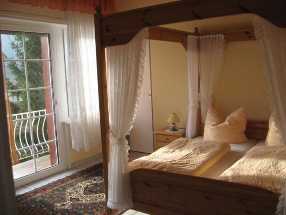 Unsere "Suite" mit kl. Balkon und TV Pension Am Römerberg