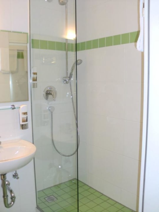 Dusche im Doppelzimmer Deluxe Hotel Metropol by Maier Privathotels