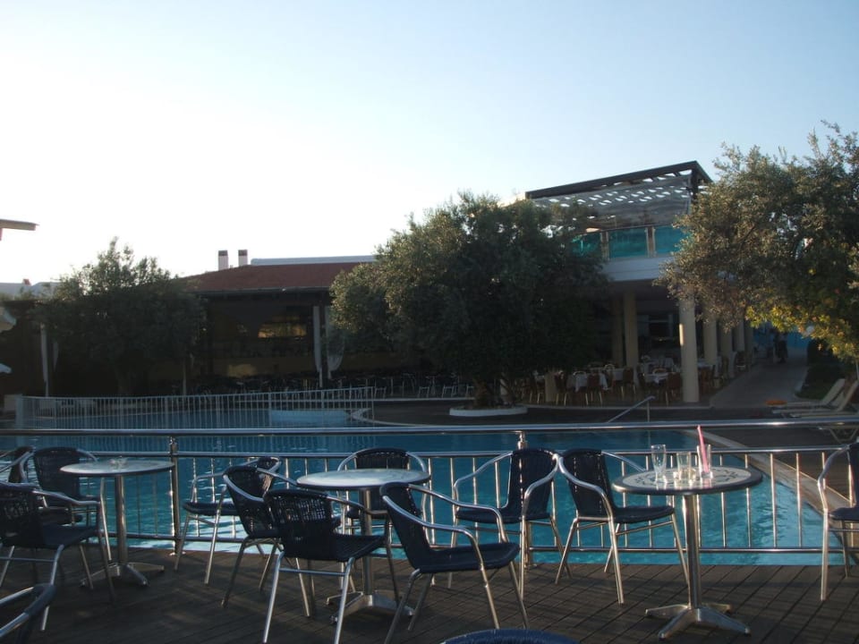 An der Poolbar Lydia Maris Resort & Spa