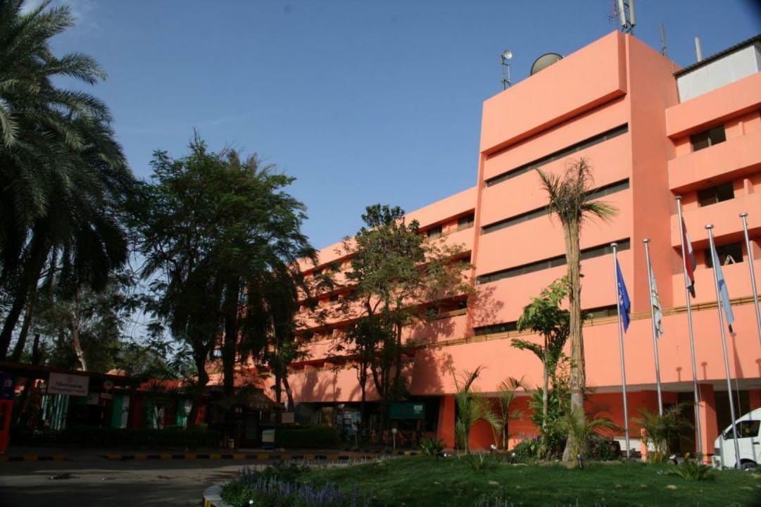 Haupteingang zum Hotel Steigenberger Resort Achti Luxor