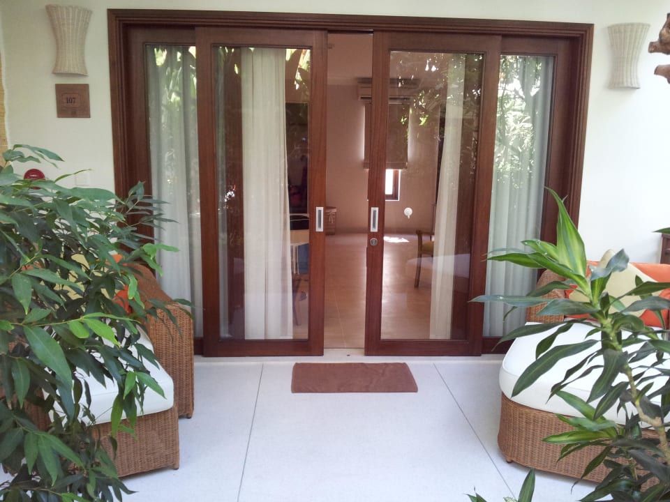 Terrasse vorm Zimmer mit gemütlichen Loungesesseln Hotel Villa Aria Muine