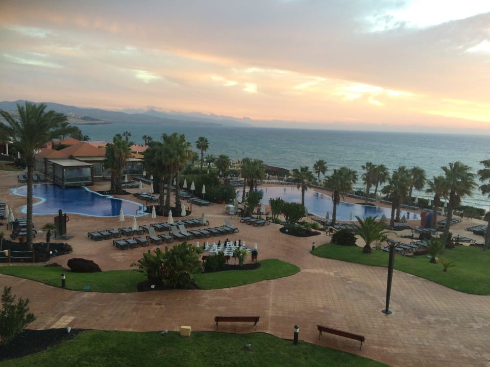 Ausblick vom Balkon auf Pool und Meer H10 Tindaya