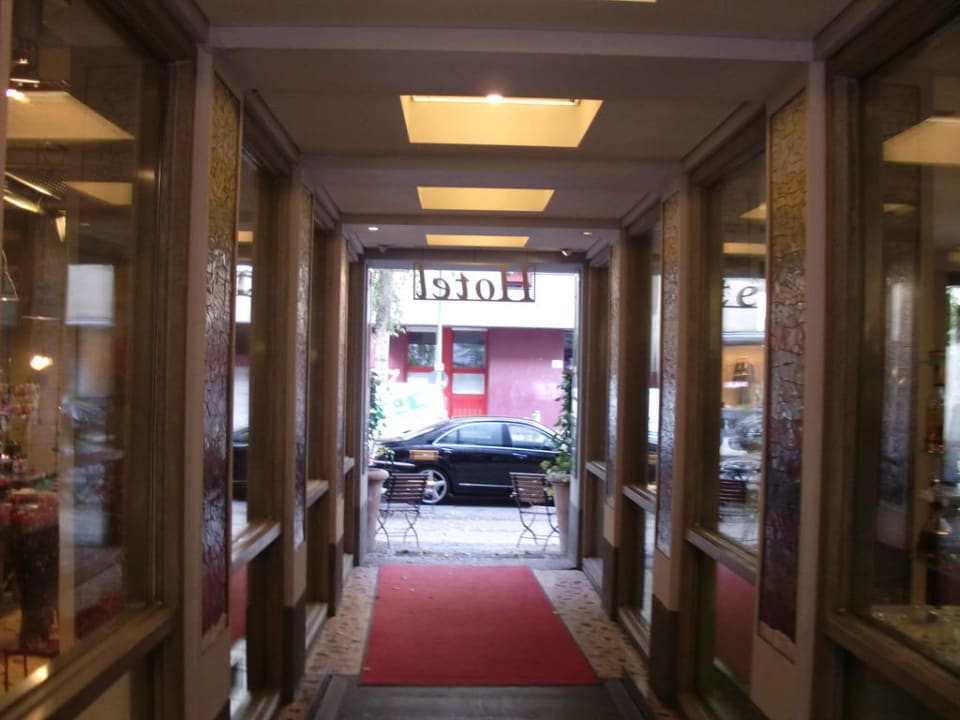 Hotelausgang Hotel Bleibtreu Berlin by Golden Tulip