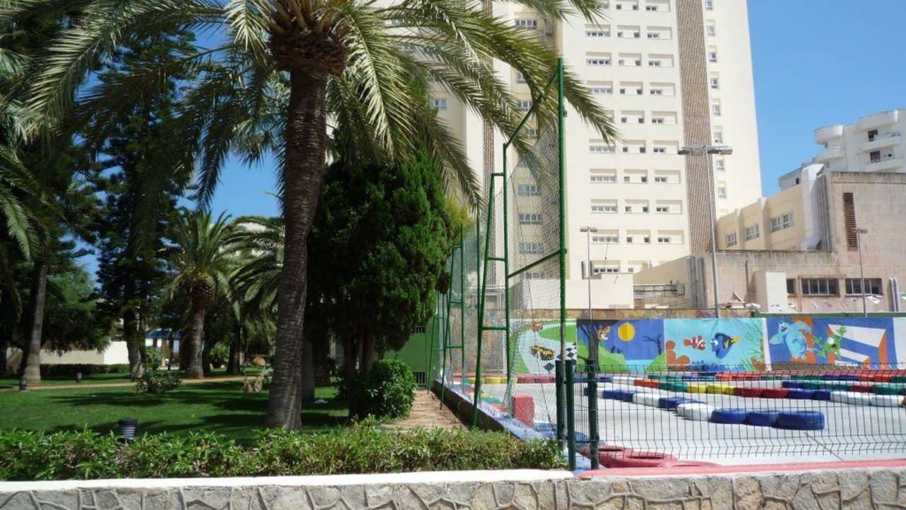 Blick von der Landseite - Rechts ist ein Spielpark CM Castell de Mar