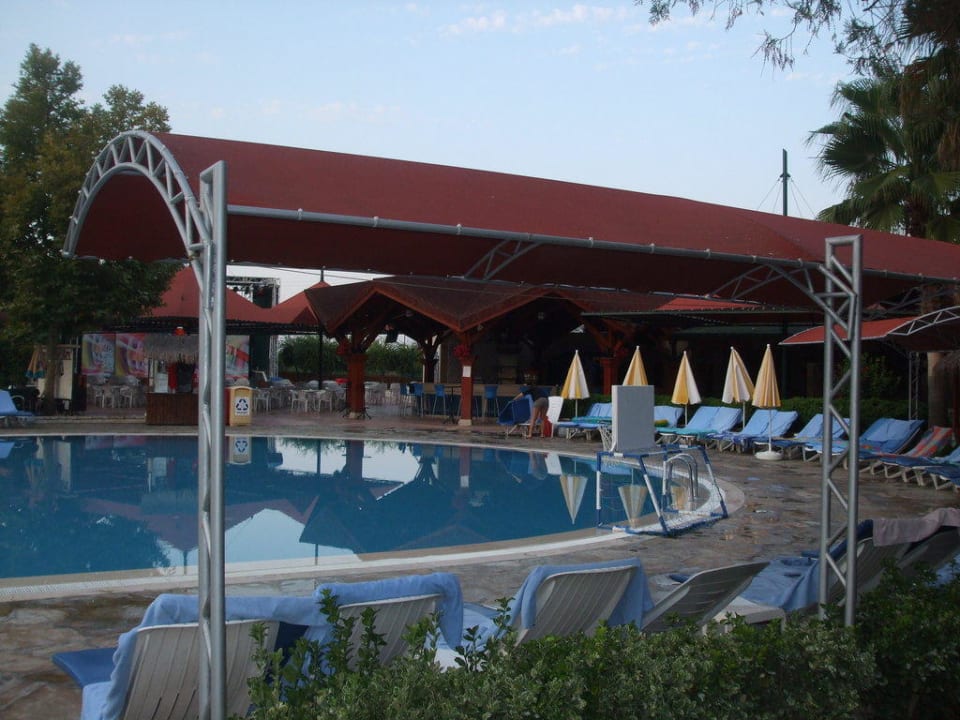 Poolanlage morgens um 7 Uhr  Miramare Queen Hotel