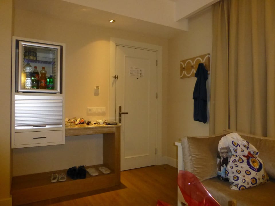 Wohnzimmer , man schaut auf den Kühlschrank Sentido Trendy Verbena Beach