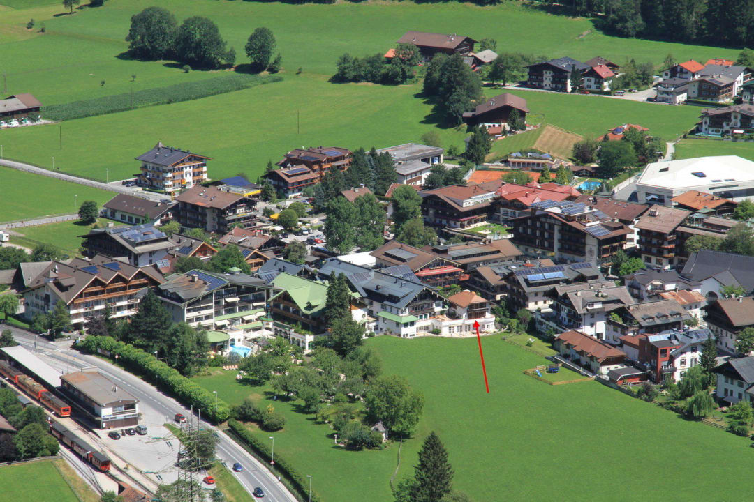 Sicht aus der Goldenbahn auf das Chalet Neuhaus Zillertal Resort