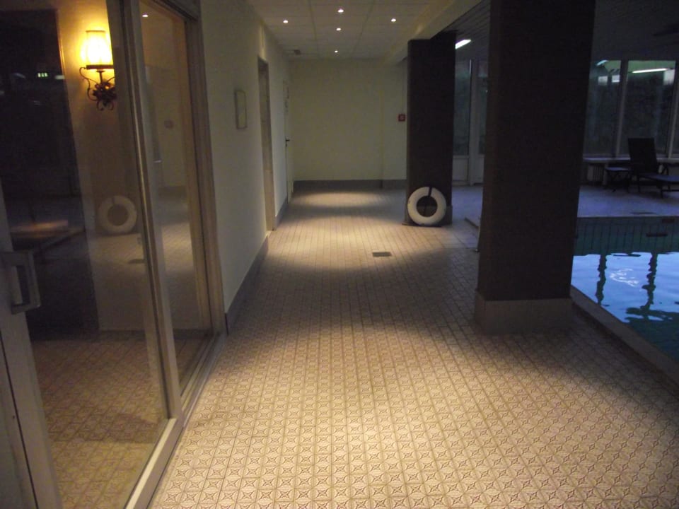 Am Poolrand Leonardo Hotel Heidelberg-Walldorf