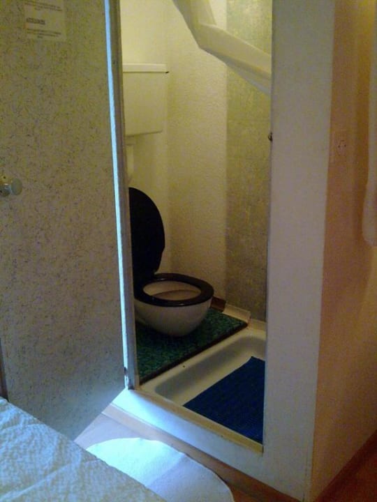 Dusche und Toilette des Hotel Camelia Hotel Camelia