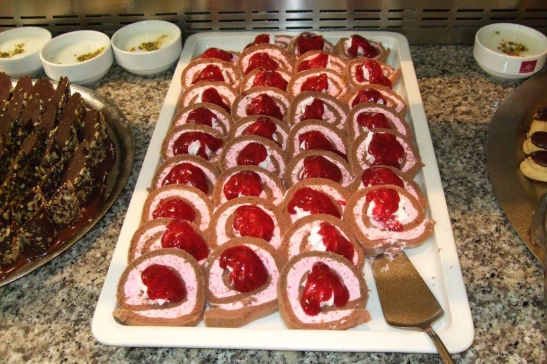 Erdbeerrolle zum Abend-Buffet Lara Barut Collection