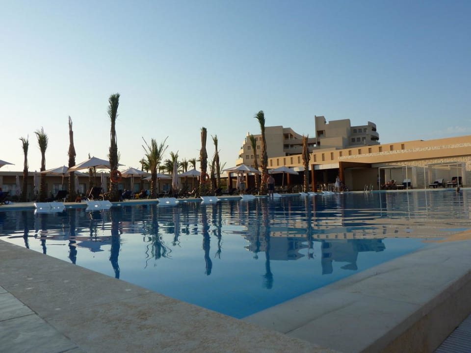 Pool mit Blick auf das Hotel Steigenberger Makadi Hotel - Adults only