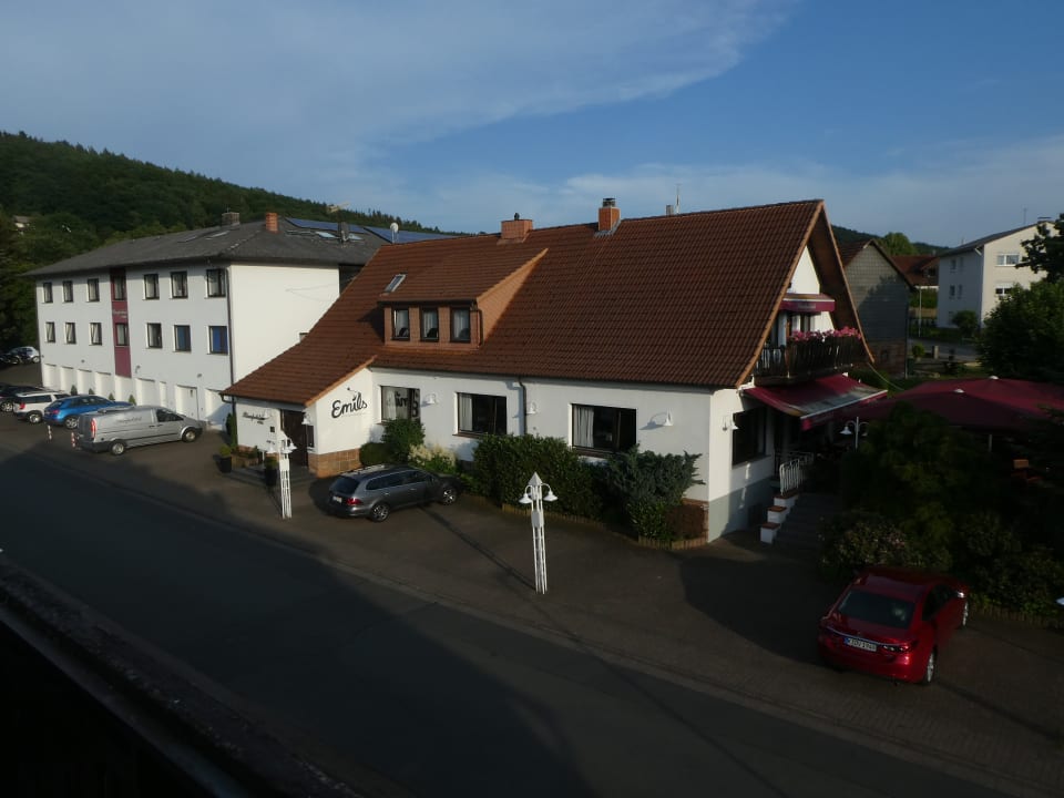 Ausblick von der Terrasse auf Restaurant und Hotel Landhaus Stümpelstal