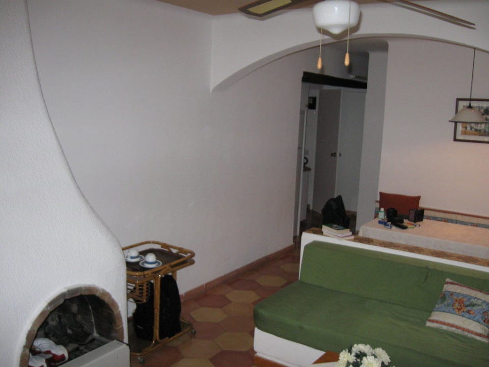 Kamin und Blick auf Küche Hotel Aldea Cala Fornells 2